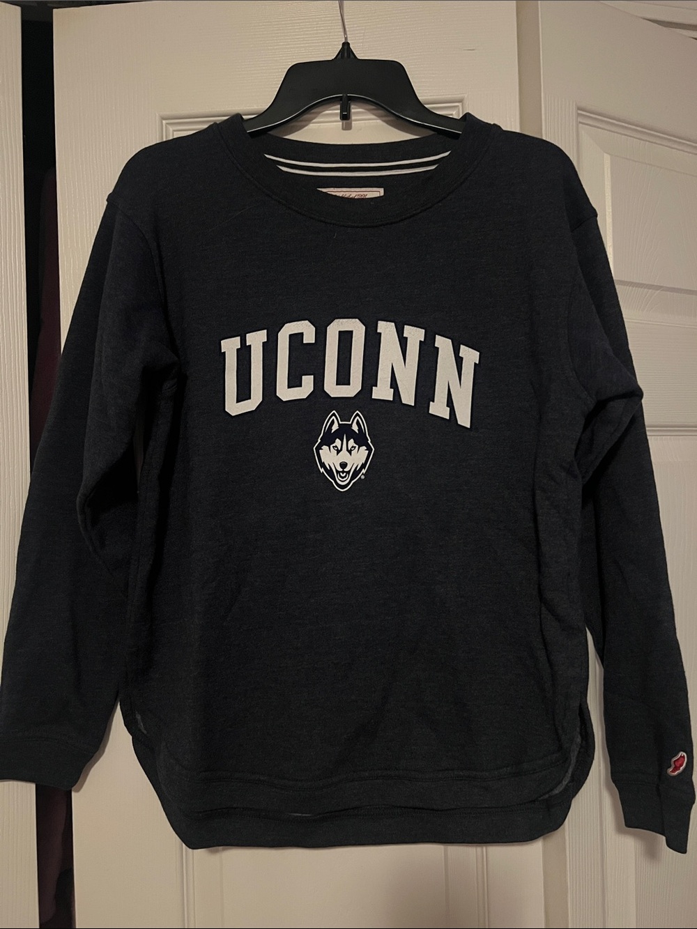 League UConn navy sweatshirt crew neck size S